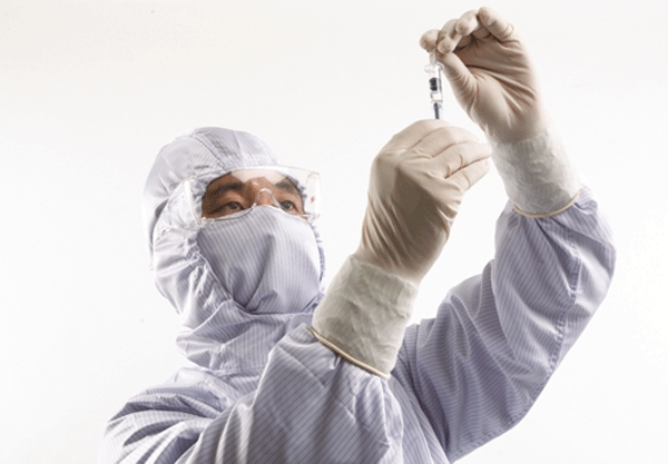 GC녹십자 연구원이 백신을 개발하고 있다. (사진=GC녹십자) 