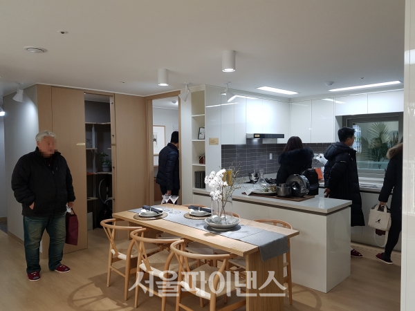 6일 인천 서구 왕길동 '검단신도시 신안인스빌 어반퍼스트' 견본주택을 찾은 내방객들이 내부 유닛을 둘러보고 있다. (사진= 박성준 기자)