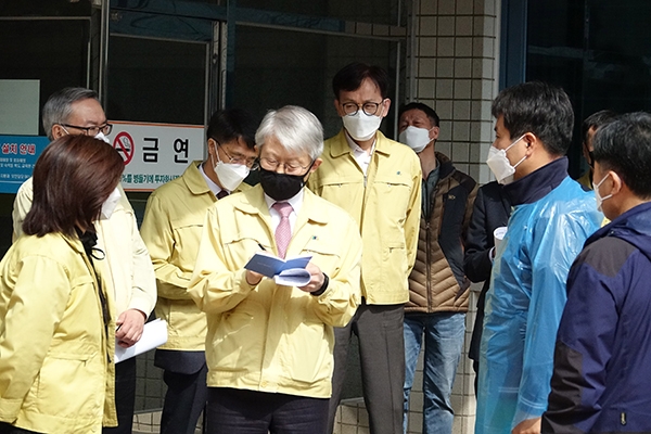 최기영 과학기술정보통신부 장관이 9일 오전 코로나19 생활치료센터로 지정되어 경증환자가 치료받고 있는 우정공무원교육원을 방문해 근무 직원들을 격려하고 애로사항을 청취하고 있다.(사진=우정공무원교육원)