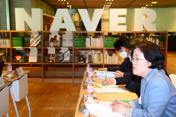 조성욱 공정거래위원장이 13일 오후 네이버를 방문해 코로나 19와 관련 소비자 권익보호와 상생협력 활동을 청취하고 지속적인 노력을 당부했다.(사진=공정거래위원회)