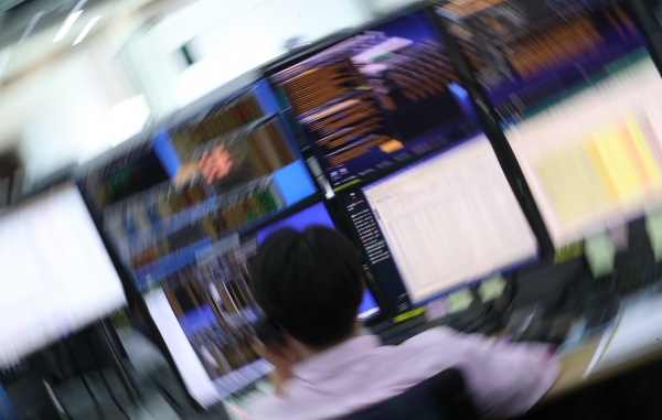 서울 을지로 하나은행 본점 딜링룸에서 한 외환딜러가 모니터 화면을 바라보며 전화 통화를 하고 있다.(사진=연합뉴스)