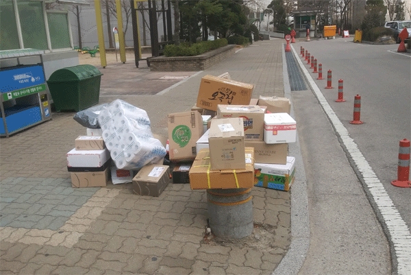 코로나19 확산으로 소비자들이 외출을 꺼리는 가운데 지난 3월 초 서울 강북구의 한 아파트단지 안에 택배기사가 배달할 생활용품이 쌓여 있다. 사진은 기사 내용과 직접 관련 없음. (사진=서울파이낸스 자료)