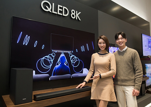 삼성전자 모델이 2020년형 Q사운드바 제품을 소개하고 있다.(사진=삼성전자)