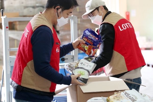 롯데와 초록우산어린이재단이 함께 위기 아동들 가정에 전달하는 식료품 키트를 준비하고 있다. (사진=롯데지주)