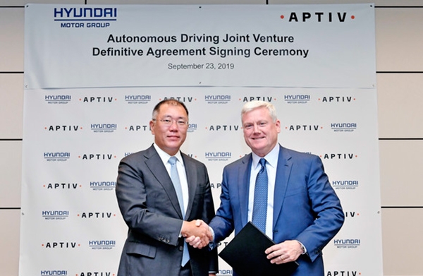 정의선 현대자동차그룹 총괄부회장(왼쪽)과 케빈 클락 앱티브 CEO가 지난해 9월 합작법인 설립 계약을 체결하고 기념촬영을 하고 있다. (사진 = 현대자동차그룹)
