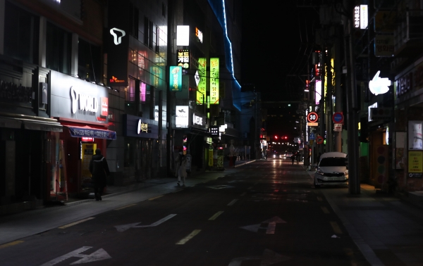 대구에서는 신종 코로나바이러스 감염증(코로나19) 확진자가 급증하며 시민들이 외출을 꺼려 동성로의 대부분 상가가 이날 휴업하거나 일찍 문을 닫았다. (사진=연합뉴스)