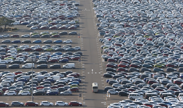 신종 코로나바이러스 감염증(코로나19)이 팬데믹 상황으로 악화해 대외교역 비중이 높은 자동차, 석유화학, 철강 등 한국 주력산업에 비상이 걸렸다. 지난 18일 현대자동차 울산공장 야적장에 완성차들이 대기하고 있다. (사진=연합뉴스)