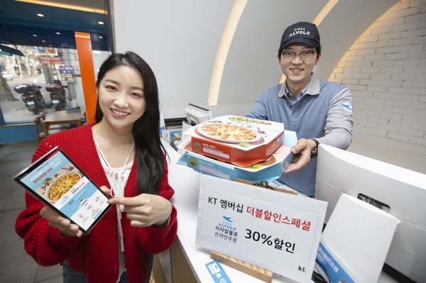 KT 모델들이 '피자 알볼로 30% 할인 혜택'이 제공되는 KT 멤버십 4월 더블할인스페셜 서비스를 이용하고 있다. (사진=KT)