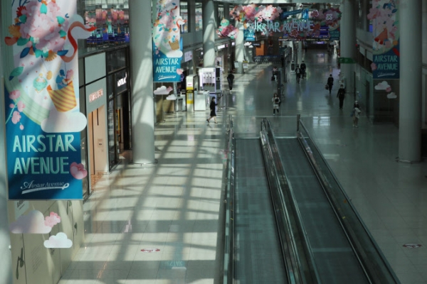 지난달 20일 오후 인천국제공항 1터미널 면세구역에서 이용객들이 이동하고 있다. (사진=연합뉴스)