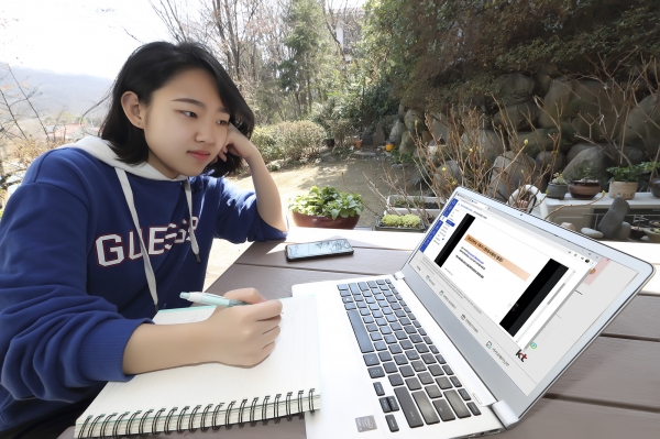 KT 모델이 대학 사이버 강의를 듣고 있다. (사진=KT)