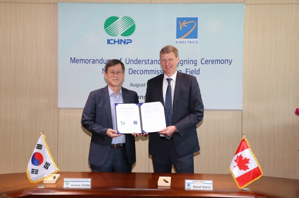 정재훈 한수원 사장과 David Harris Kinectrics社 사장이 원전해체협력 MOU를 맺고 기념 촬영을 하고 있다.(사진=한수원)