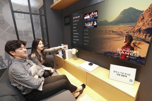 KT 모델들이 올레 tv와 시즌에서 볼 수 있는 '라이브 K 콘서트'를 소개하고 있다. (사진=KT)