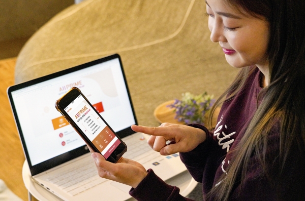 '올프라임'으로 11번가 쇼핑을 하고 있는 SK텔레콤 모델. (사진=SK텔레콤)