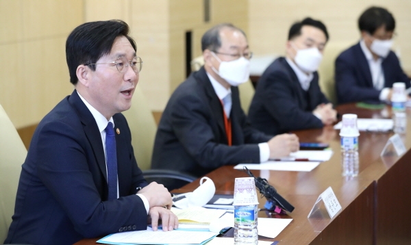 성윤모 산업통상자원부 장관(왼쪽)이 16일 오후 세종시 정부세종청사에서 열린 코로나19 대응 국책연구원장 간담회에서 발언하고 있다. (사진=연합뉴스)