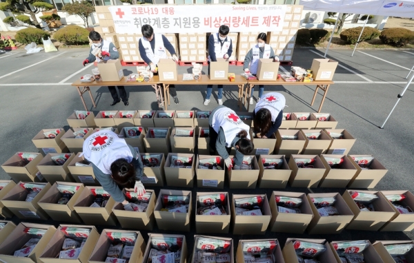 광주 북구 대한적십자 광주·전남지사에서 적십자 직원들이 코로나19 확산으로 어려움에 처한 취약계층을 지원하기 위해 비상식량 1000세트를 준비하고 있다.(사진=연합뉴스)