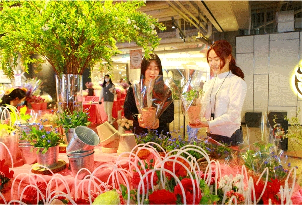 10일 서울 용산구 아이파크몰 임직원들이 화훼재배 농가 돕기 '착한 소비' 운동에 힘을 보태기 위해 꽃 벼룩시장을 찾아 상품을 살펴보고 있다. (사진=아이파크몰) 