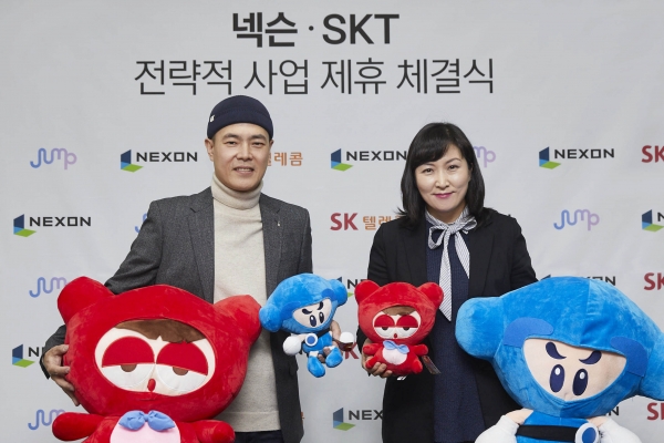김현 넥슨 사업총괄 부사장(왼쪽)과 전진수 SK텔레콤 5GX서비스사업본부장이 기념사진을 촬영하고 있다. (사진=넥슨)