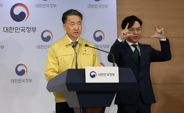 중앙재난안전대책본부 1차장인 박능후 보건복지부 장관이 19일 종로구 정부서울청사에서 신종 코로나바이러스감염증 대응 현황 등을 브리핑하고 있다. (사진=연합뉴스)