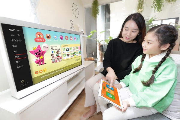 KT 모델들이 올레 tv에서 최초로 제공하는 교원그룹의 스마트 빨간펜 홈스쿨 콘텐츠를 소개하고 있다. (사진=KT)