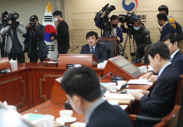 한상혁 방송통신위원장이 20일 과천 방통위에서 열린 회의에서 발언을 하고 있다. (사진=연합뉴스)