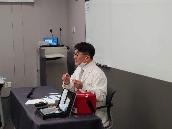 이희영 대한줄기세포치료학회 회장이 20일 서울 종로구 동화면세점빌딩에서 기자회견을 열어 줄기세포가 코로나19 치료에 사용될 수 있다고 주장하고 있다. (사진=대한줄기세포치료학회)