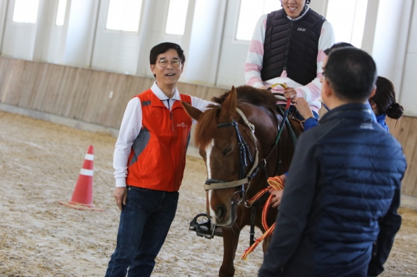 사회공익을 위한 힐링승마 저변확대에 노력하는 마사회 김낙순 회장.(사진=한국마사회)