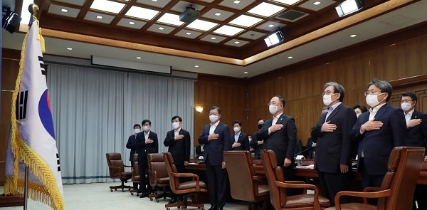 문재인 대통령이 22일 오전 청와대에서 열린 제5차 비상경제회의에서 국기에 경례하고 있다. (사진=연합뉴스)