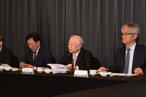 22일 더플라자호텔에서 개최된 한국경영자총협회 경영발전자문위원회에서 손경식 경총 회장이 발언하고 있다. 사진 왼쪽부터 이인호 서울대 교수, 손경식 경총 회장, 강인수 숙명여대 교수. (사진=한국경영자총협회)<br>