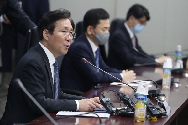 성윤모 산업통상자원부 장관이 22일 서울 종로구 한국무역보험공사에서 열린 정유업계 간담회에서 발언하고 있다. (사진=연합뉴스)