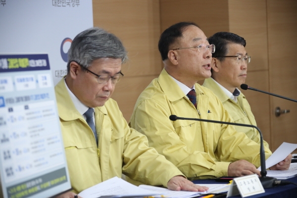 정부가 신종 코로나바이러스 감염증(코로나19) 사태 장기화로 유동성 위기에 처한 대형항공사(FSC)에 긴급자금을 수혈하고 항공기 재산세 등의 비용 부담을 완화해주기로 했다고 23일 밝혔다. 홍남기 경제부총리 겸 기획재정부 장관(가운데)과 이재갑 노동부 장관(왼쪽), 은성수 금융위원장. (사진=연합뉴스)