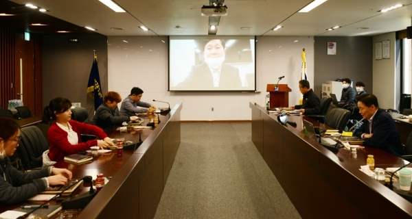 이계문 서민금융진흥원장(가운데)이 23일 화상회의를 통해 현장간담회를 개최하고 맞춤대출서비스 1분기 실적을 발표했다. (사진=서민금융진흥원)