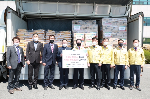 영동양수발전소 건설예정지역 코로나19 극복을 위한 쌀과 라면 등 전달.(사진=한국수력원자력)