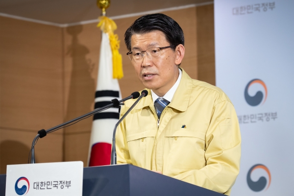 은성수 금융위원장이 코로나19 사태로 인한 피해 중소기업과 소상공인 대상 추가 금융지원 방안을 설명하고 있다. (사진=금융위원회)