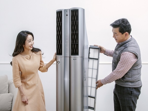 LG전자가 휘센 에어컨 고객들이 무더위가 예상되는 올 여름을 시원하게 보낼 수 있도록 'LG 휘센 에어컨 사전점검 서비스'를 본격 진행한다. LG전자 서비스 엔지니어(오른쪽)가 LG 휘센 씽큐 에어컨을 점검하고 있다. (사진=LG전자)