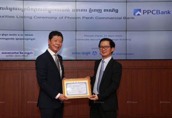 JB금융그룹의 손자회사인 프놈펜상업은행이 캄보디아 증권거래소에서 회사채를 발행한 후 신창무 프놈펜상업은행장(왼쪽)과 Hong Sok Hour 캄보디아 증권거래소 CEO가 기념촬영을 하고 있다. (사진=JB금융그룹)