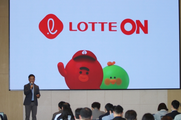 조영제 롯데쇼핑 전자상거래(이커머스)사업부 대표가 2년간 공들여 온 롯데온(ON)에 대해 설명하고 있다. (사진=롯데쇼핑)