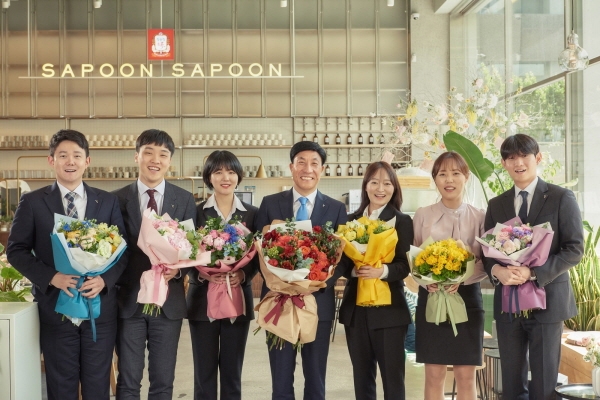 서울시 강남구 KT&G타워 1층 '사푼사푼' 카페 앞에서 김재수 KGC인삼공사 사장과 신입사원들이 기념 촬영을 하고 있다. (사진=KGC인삼공사)  