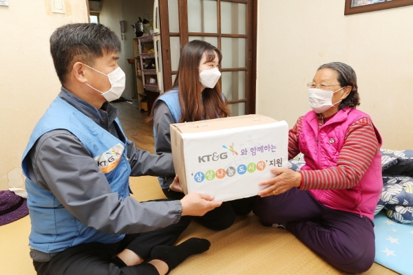 지난 일 KT&G 신탄진공장 직원들이 소외이웃 가정을 방문해 도시락을 전달하고 있다. (사진=KT&G)