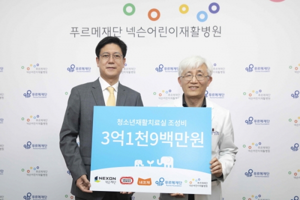 (왼쪽부터)김정욱 넥슨재단 이사장, 김윤태 푸르메재단 넥슨어린이재활병원 원장. (사진=넥슨)