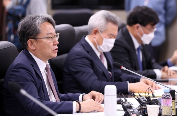 국토교통부는 29일 손명수 국토부 제2차관(사진) 주재로 대한항공과 아시아나항공, 제주항공 등 9개 주요 항공사 최고경영자(CEO), 한국·인천공항공사 사장 등이 참석한 가운데 간담회를 열고 이 같은 방침을 설명 후 업계의 추가 건의 사항을 청취했다. (사진=연합뉴스)