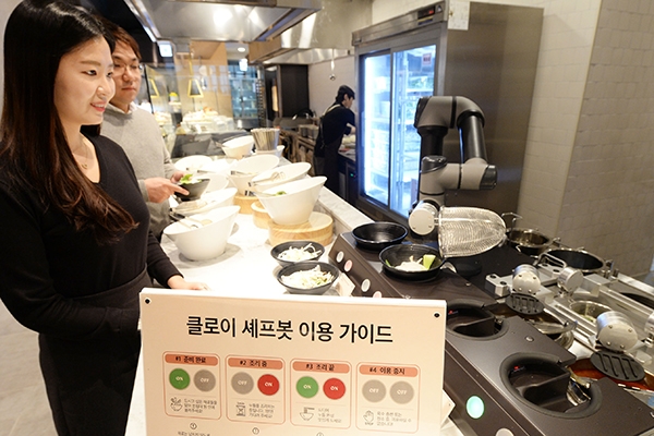 서울 강서구 소재 빕스 1호점인 등촌점에서 일하고 있는 'LG 클로이 셰프봇' (사진=LG전자)
