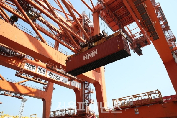 HMM 알헤시라스호에 컨테이너를 선적하고 있는 모습. (사진=주진희 기자)