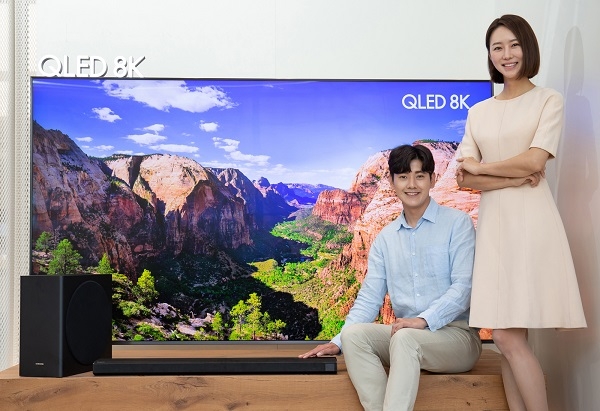 삼성전자 모델이 서울 강남구에 위치한 삼성디지털프라자 강남본점에서 2020년형 사운드바 신제품 'HW-Q800T'를 소개하고 있다. (사진=삼성전자)