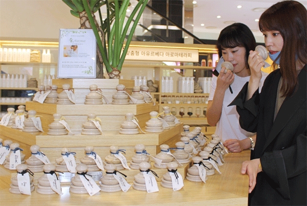 3일 서울 광진구 자양동 롯데백화점 건대스타시티점 1층 '숲, 포레스트(For;rest)' 내 아유25 매장에서 여성들이 맞춤형 아로마테라피를 체험하고 있다. (사진=롯데백화점) 