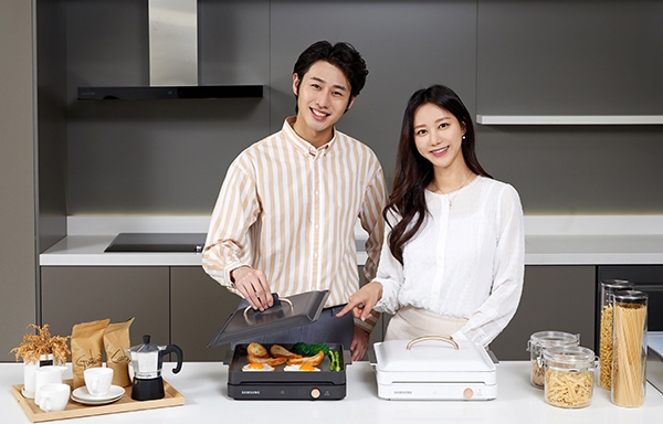 삼성전자 모델이 수원 삼성전자 디지털시티 프리미엄하우스에서 포터블 인덕션 '더 플레이트' 1구 신제품을 소개하고 있다.(사진=삼성전자)