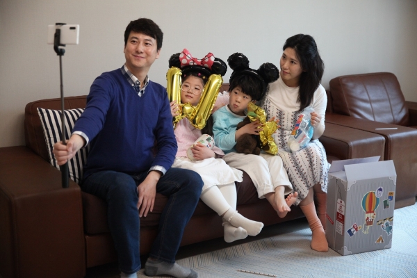 NHN 직원과 가족이 '방구석 위패밀리' 행사에 참여, 가족 셀프 촬영을 진행하는 모습. (사진=NHN)