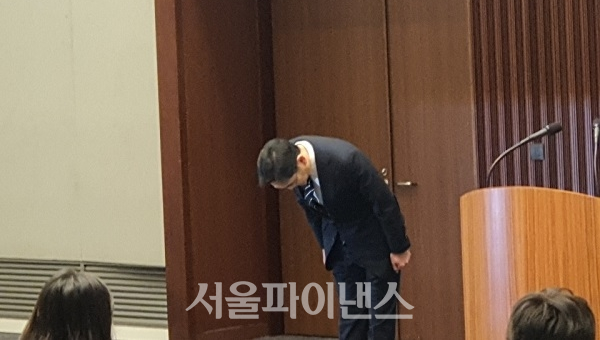 이재용 삼성전자 부회장이 6일 삼성전자 서초사옥 5층 다목적홀에서 연 대국민 사과 기자회견을 열고 고개 숙여 사과했다. (사진=오세정 기자)