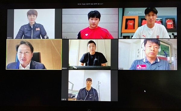 최태원 SK 회장이 7일 화상간담회에서 SK 스포츠단 감독 및 선수들을 격려하고 있다. (상단 왼쪽부터)SK슈가글라이더즈 김온아, SK와이번스 하재훈, 제주유나이티드 정조국, 최태원 SK 회장, SK호크스 김동철, SK텔레콤 장애인사이클팀 류민호 감독, SK나이츠 김선형 (사진=SK그룹)