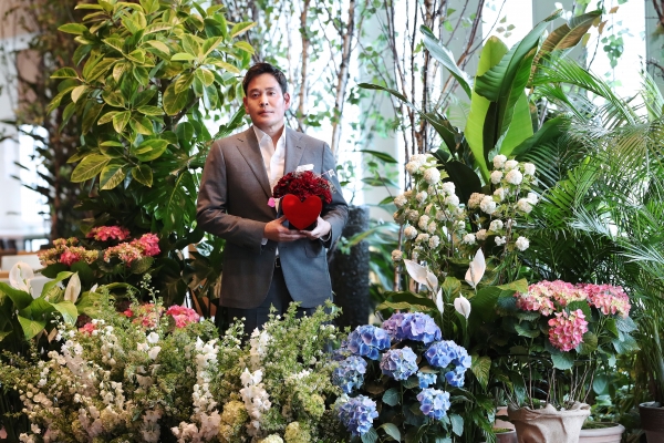 플라워 버킷 챌린지 캠페인에 참여한 정용진 신세계그룹 부회장. (사진=신세계그룹)