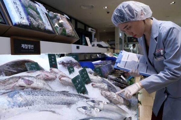 지난해 롯데백화점 여름철 식품위생 집중관리 모습. (사진=롯데쇼핑)